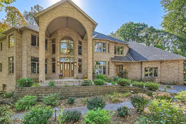 $2,250,000 | 4 West Bay Lane, North Oaks, MN 55127