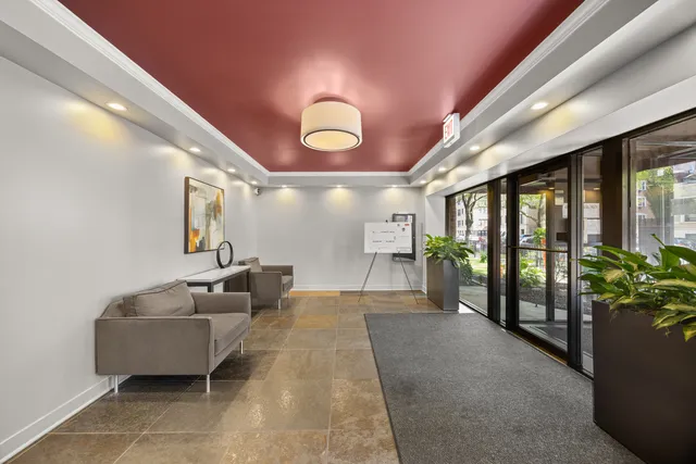 $299,500 | 3900 North Pine Grove Avenue, Unit 911, Chicago, IL 60613