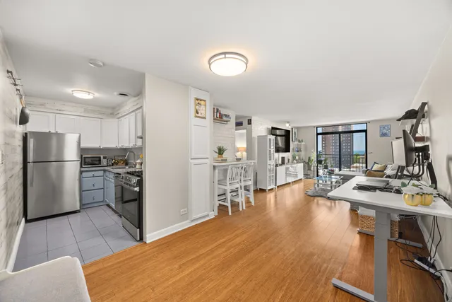 $299,500 | 3900 North Pine Grove Avenue, Unit 911, Chicago, IL 60613