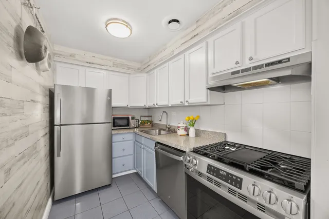 $299,500 | 3900 North Pine Grove Avenue, Unit 911, Chicago, IL 60613