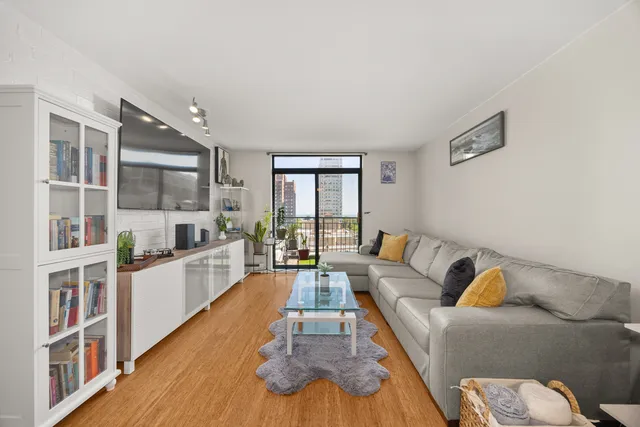 $299,500 | 3900 North Pine Grove Avenue, Unit 911, Chicago, IL 60613