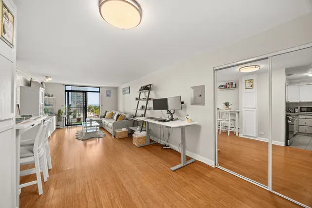 $299,500 | 3900 North Pine Grove Avenue, Unit 911, Chicago, IL 60613