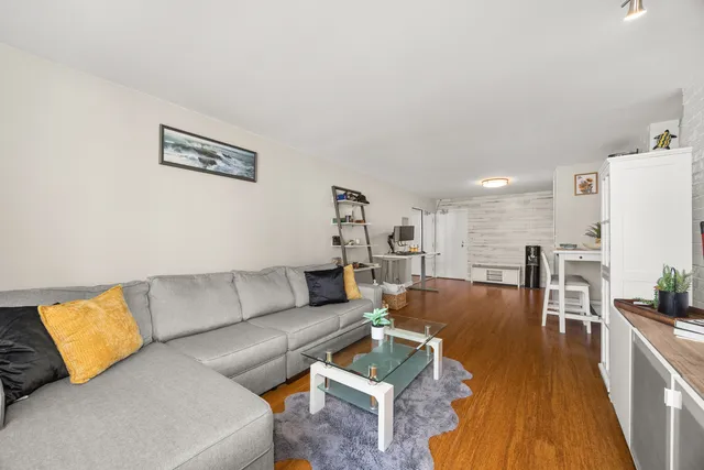 $299,500 | 3900 North Pine Grove Avenue, Unit 911, Chicago, IL 60613