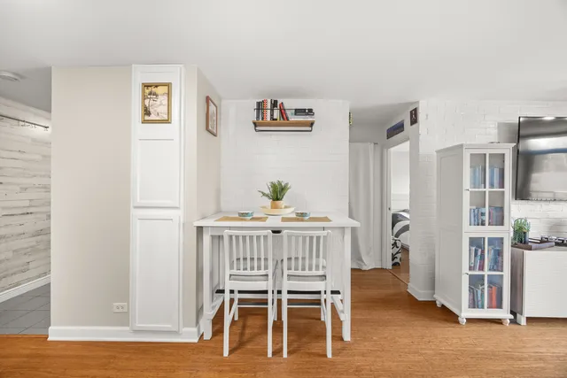 $299,500 | 3900 North Pine Grove Avenue, Unit 911, Chicago, IL 60613