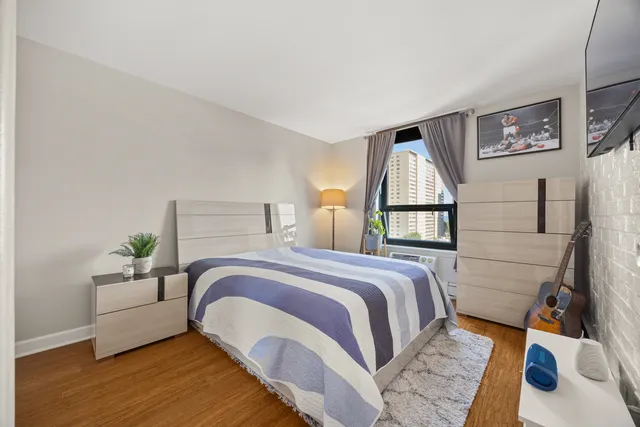 $299,500 | 3900 North Pine Grove Avenue, Unit 911, Chicago, IL 60613