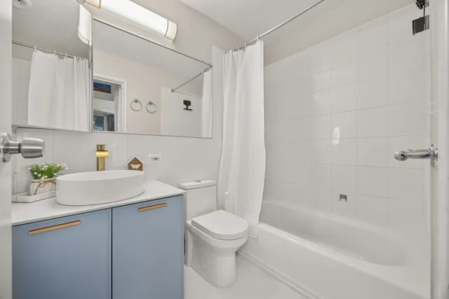 $299,500 | 3900 North Pine Grove Avenue, Unit 911, Chicago, IL 60613