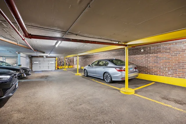 $299,500 | 3900 North Pine Grove Avenue, Unit 911, Chicago, IL 60613