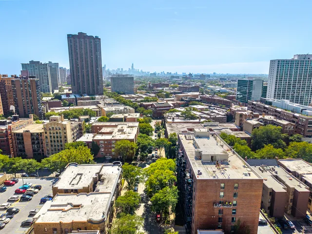 $299,500 | 3900 North Pine Grove Avenue, Unit 911, Chicago, IL 60613