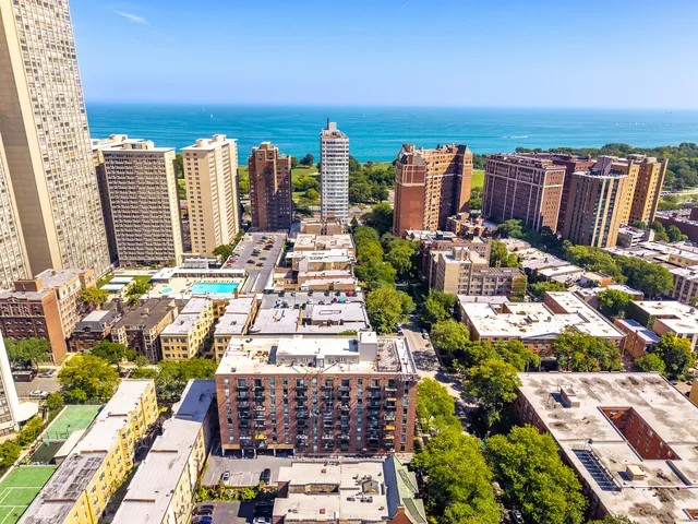 $299,500 | 3900 North Pine Grove Avenue, Unit 911, Chicago, IL 60613