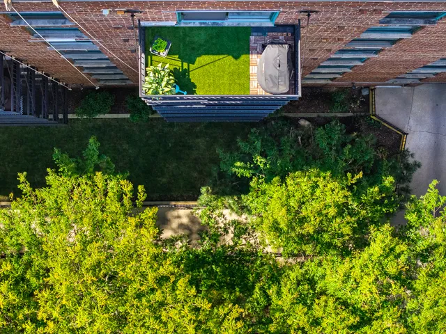 $299,500 | 3900 North Pine Grove Avenue, Unit 911, Chicago, IL 60613