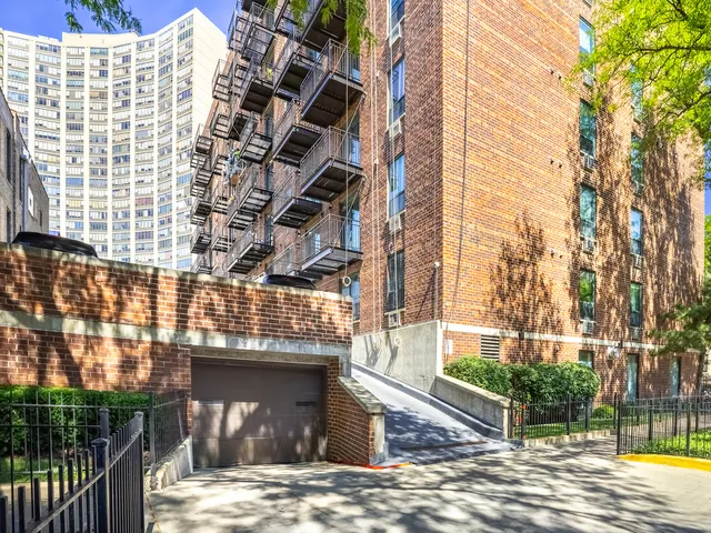 $299,500 | 3900 North Pine Grove Avenue, Unit 911, Chicago, IL 60613