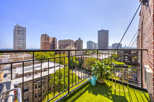 $299,500 | 3900 North Pine Grove Avenue, Unit 911, Chicago, IL 60613