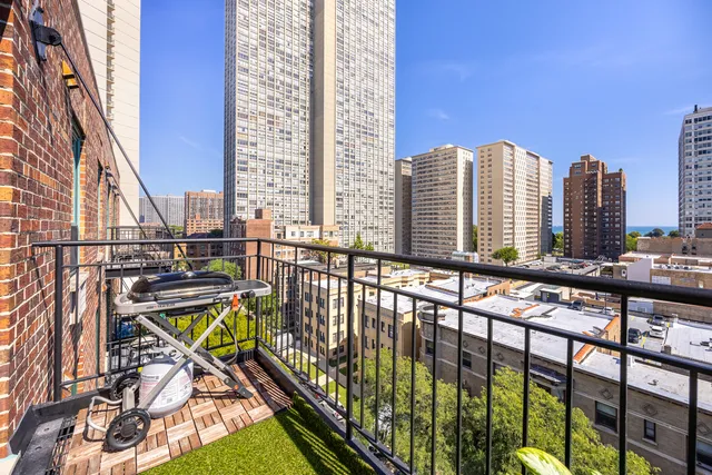 $299,500 | 3900 North Pine Grove Avenue, Unit 911, Chicago, IL 60613