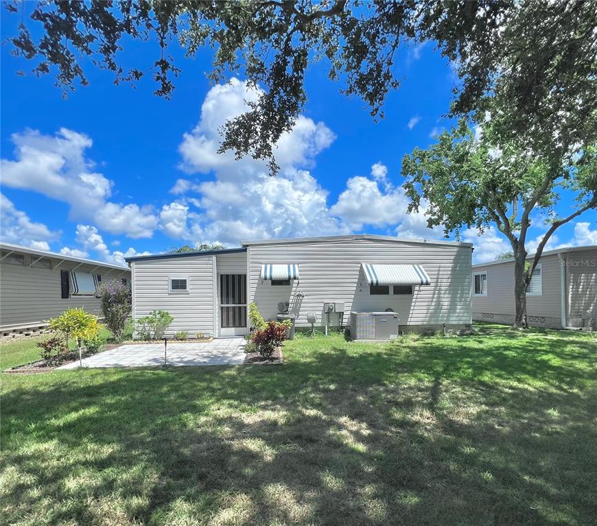 1100 South Belcher Road, Unit 657 Largo, FL 33771 - Photo 6 of 81 a backyard of a house with table and chairs