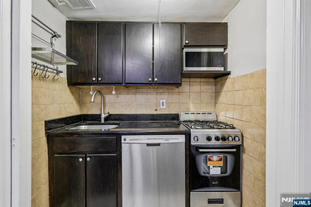 3031 Edwin Avenue, Unit 4H Fort Lee, NJ 07024 - Photo 14 of 33