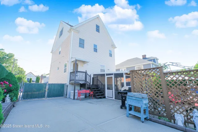 a view of a house with backyard and garden