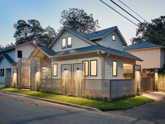 $595,000 | 1401 East 3rd Street, Unit 2, Austin, TX 78702