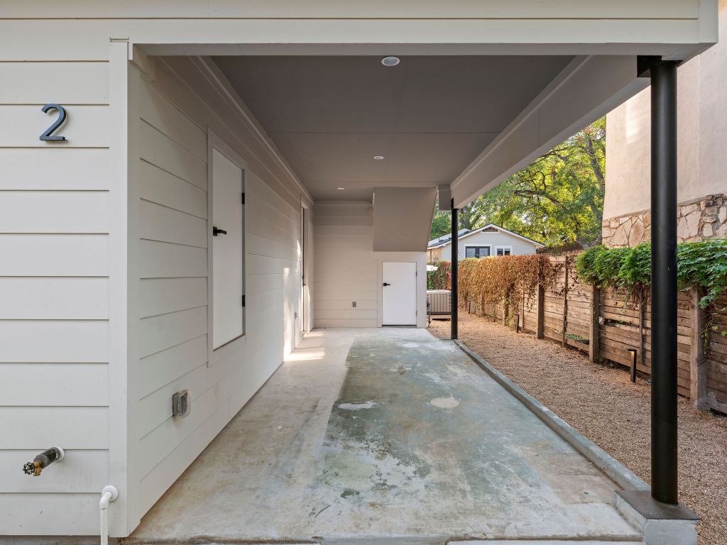 1401 East 3rd Street, Unit 2 Austin, TX 78702 - Photo 27 of 31 View of patio / terrace