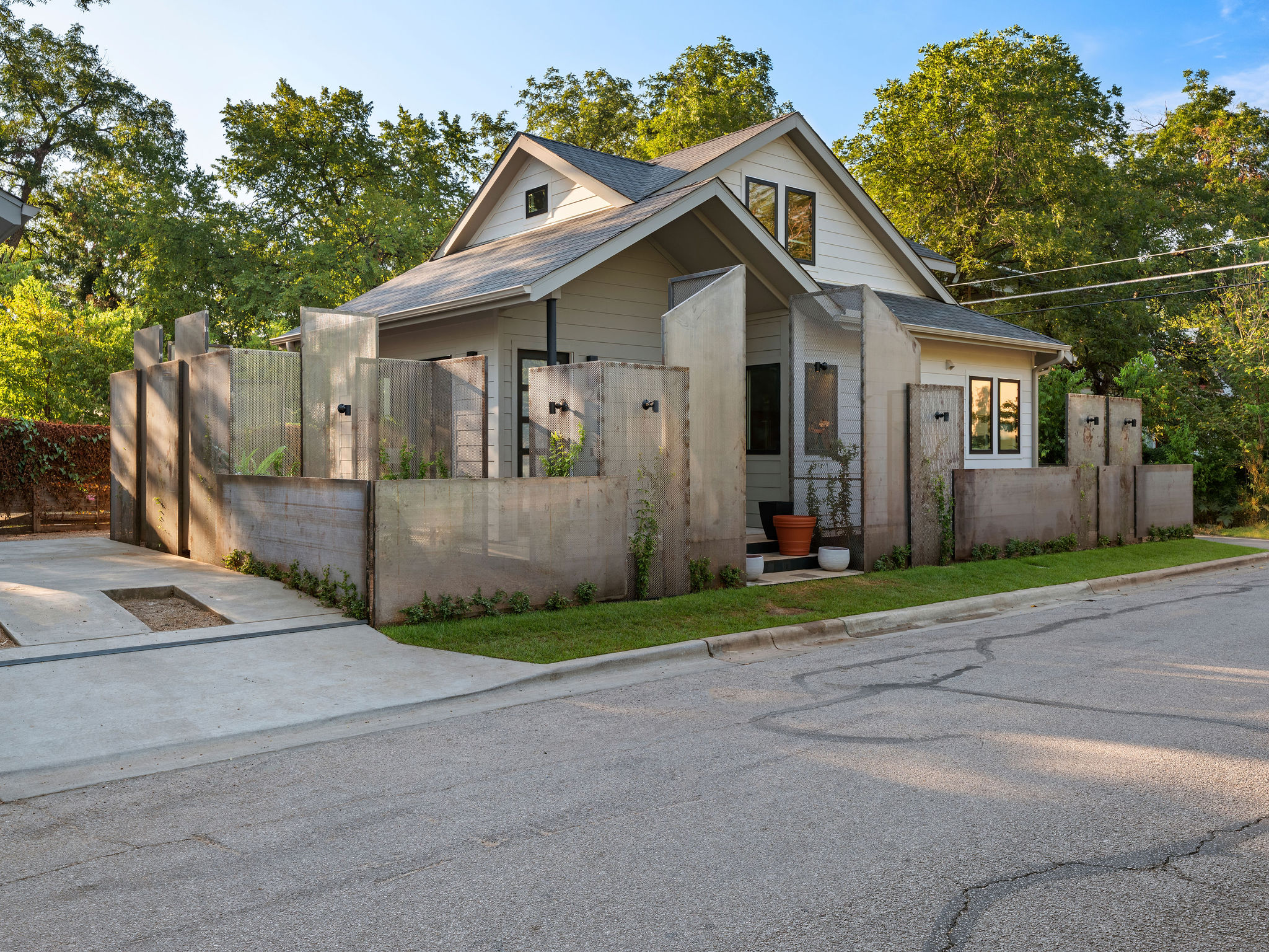 1401 East 3rd Street, Unit 2 Austin, TX 78702 - Photo 4 of 31 View of front of property featuring a fenced front yard