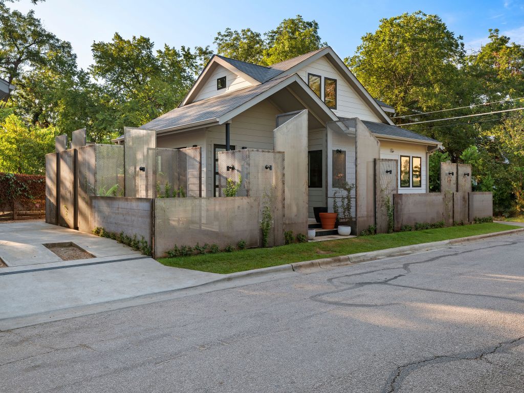 1401 East 3rd Street, Unit 2 Austin, TX 78702 - Photo 4 of 31 View of front of property featuring a fenced front yard