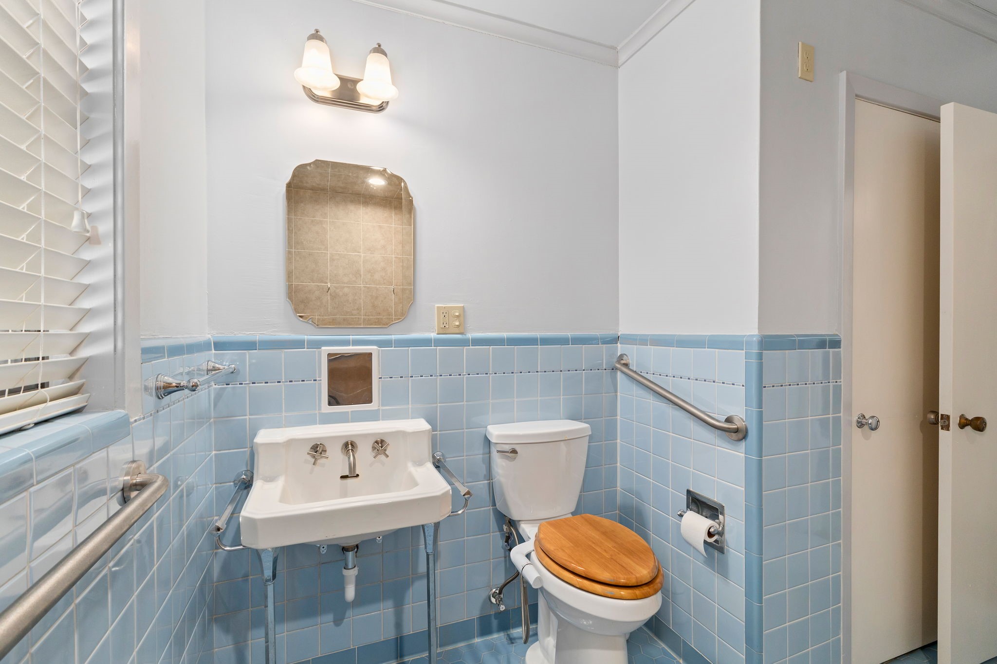 301 Bonham Street Columbus, TX 78934 - Photo 29 of 44 a bathroom with a toilet a sink and mirror