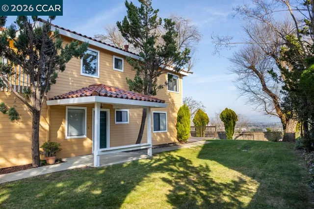 a view of a house with backyard