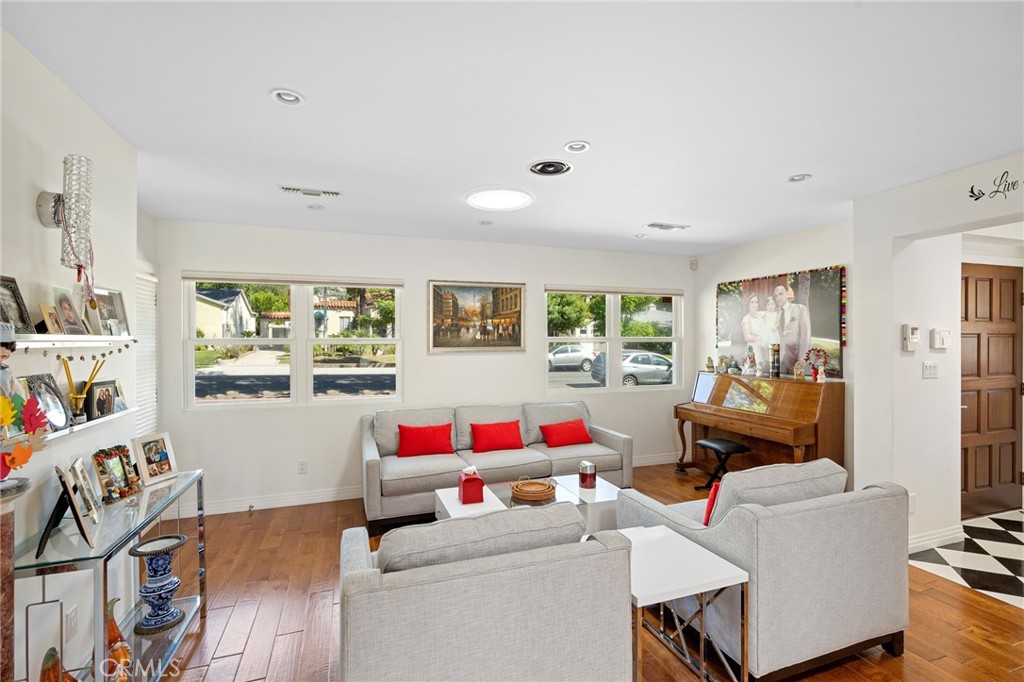 2040 West Kenneth Road Glendale, CA 91201 - Photo 10 of 64