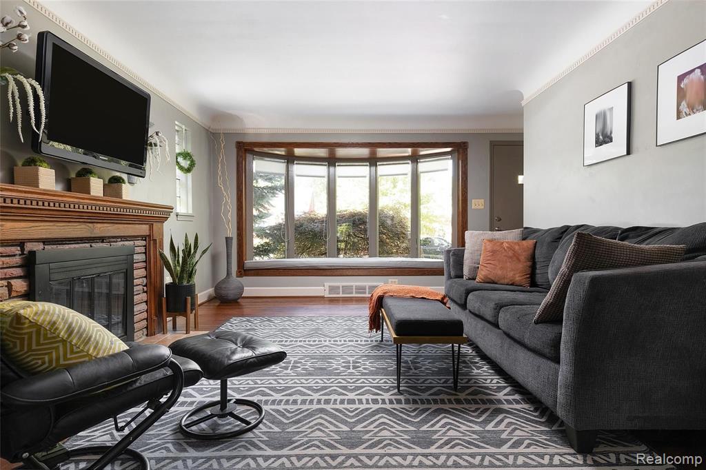 1827 Newcastle Road Grosse Pointe Woods, MI 48236 - Photo 10 of 32