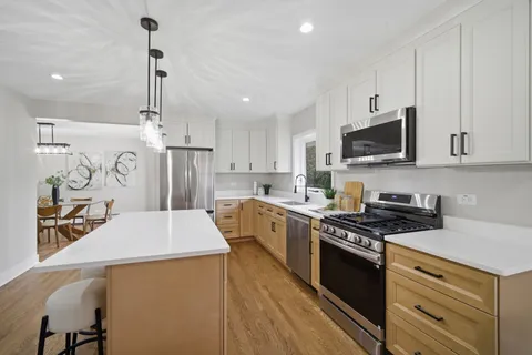 $750,000 | 3 West Berkshire Lane, Mount Prospect, IL 60056