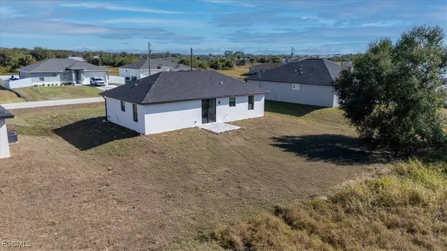 a view of a house with a yard