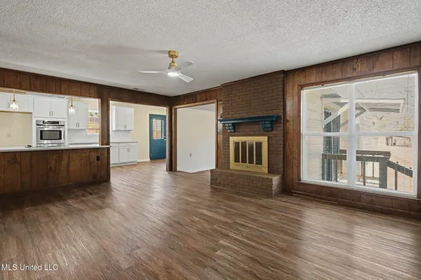 $359,900 | 4490 Big Horn Drive North, Nesbit, MS 38651