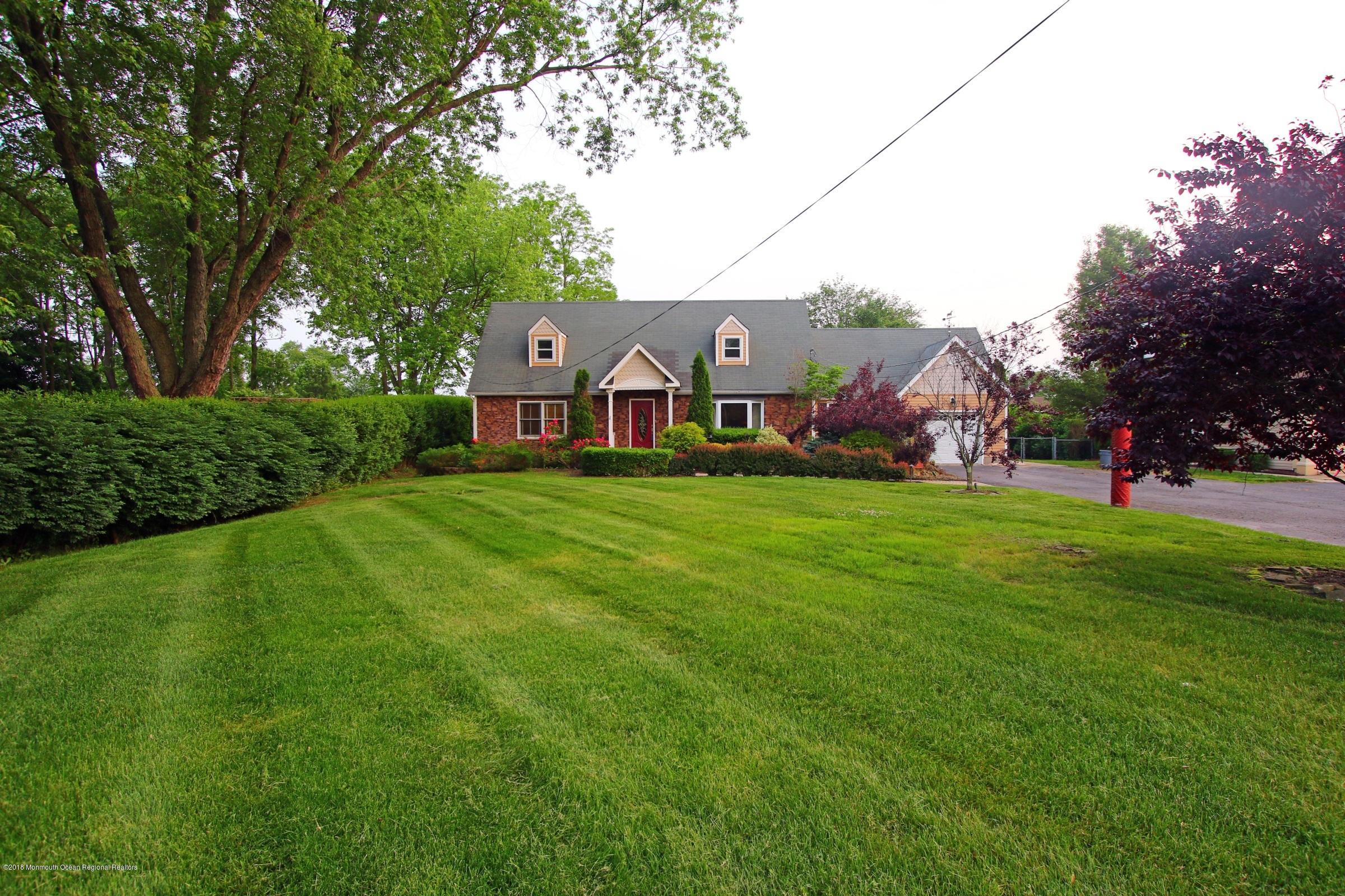 663 Adelphia Road Freehold, NJ 07728 - Photo 5 of 39 E641DD4E-7419-4DDA-A488-F91B3AD8E419