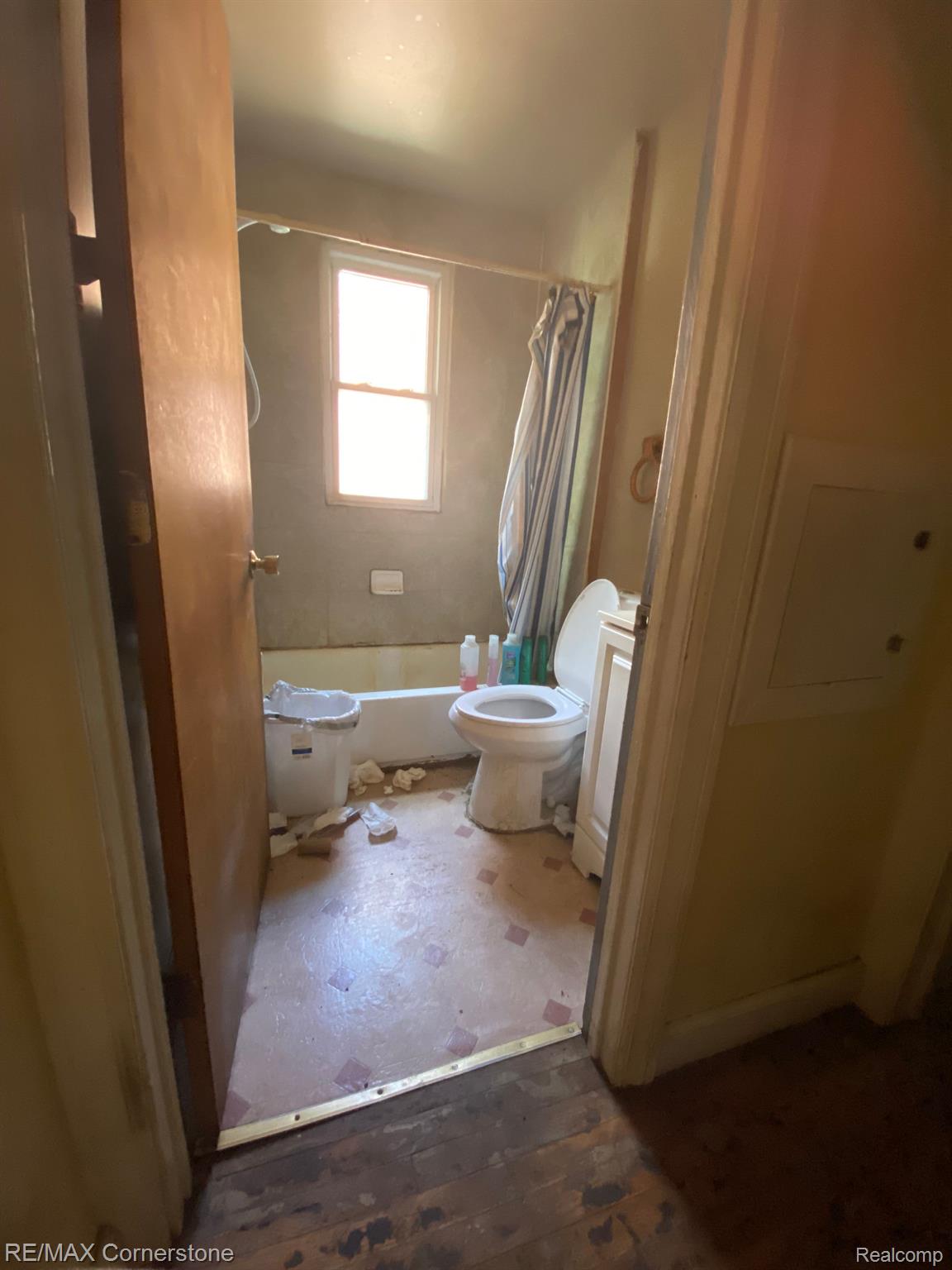 20429 Inkster Road Livonia, MI 48152 - Photo 6 of 7 Bathroom