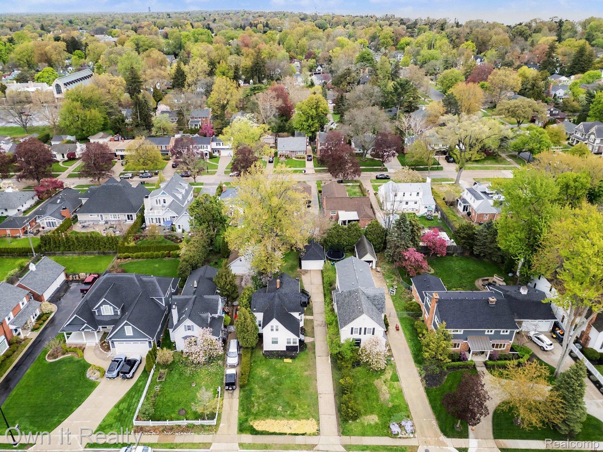 168 Kerby Road Grosse Pointe, MI 48236 - Photo 32 of 36 Aerial perspective of suburban area