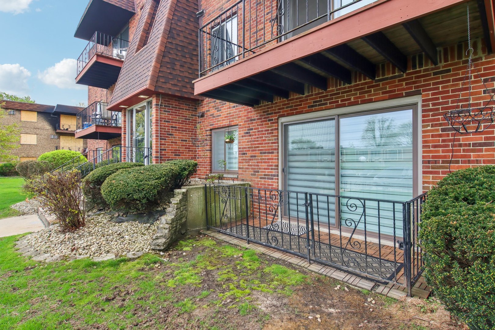 5704 West 128th Street, Unit 1C Crestwood, IL 60418 - Photo 26 of 29 a view of a backyard with plants and brick wall
