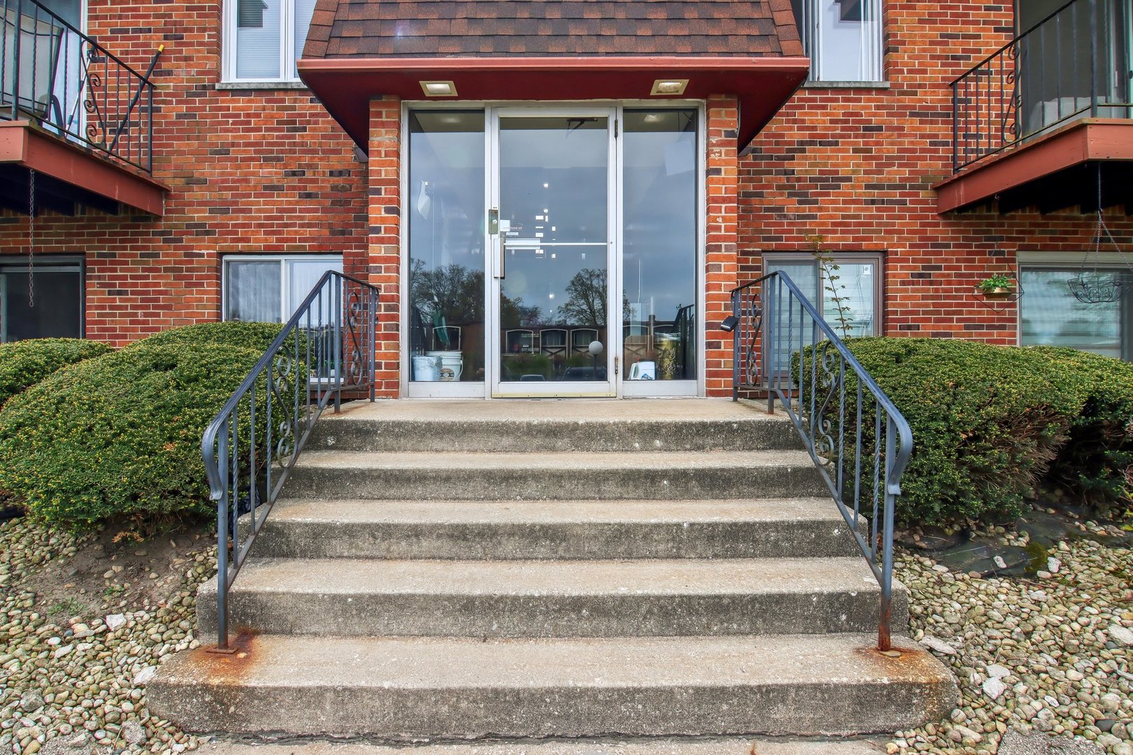5704 West 128th Street, Unit 1C Crestwood, IL 60418 - Photo 4 of 29 a view of a house with a large windows