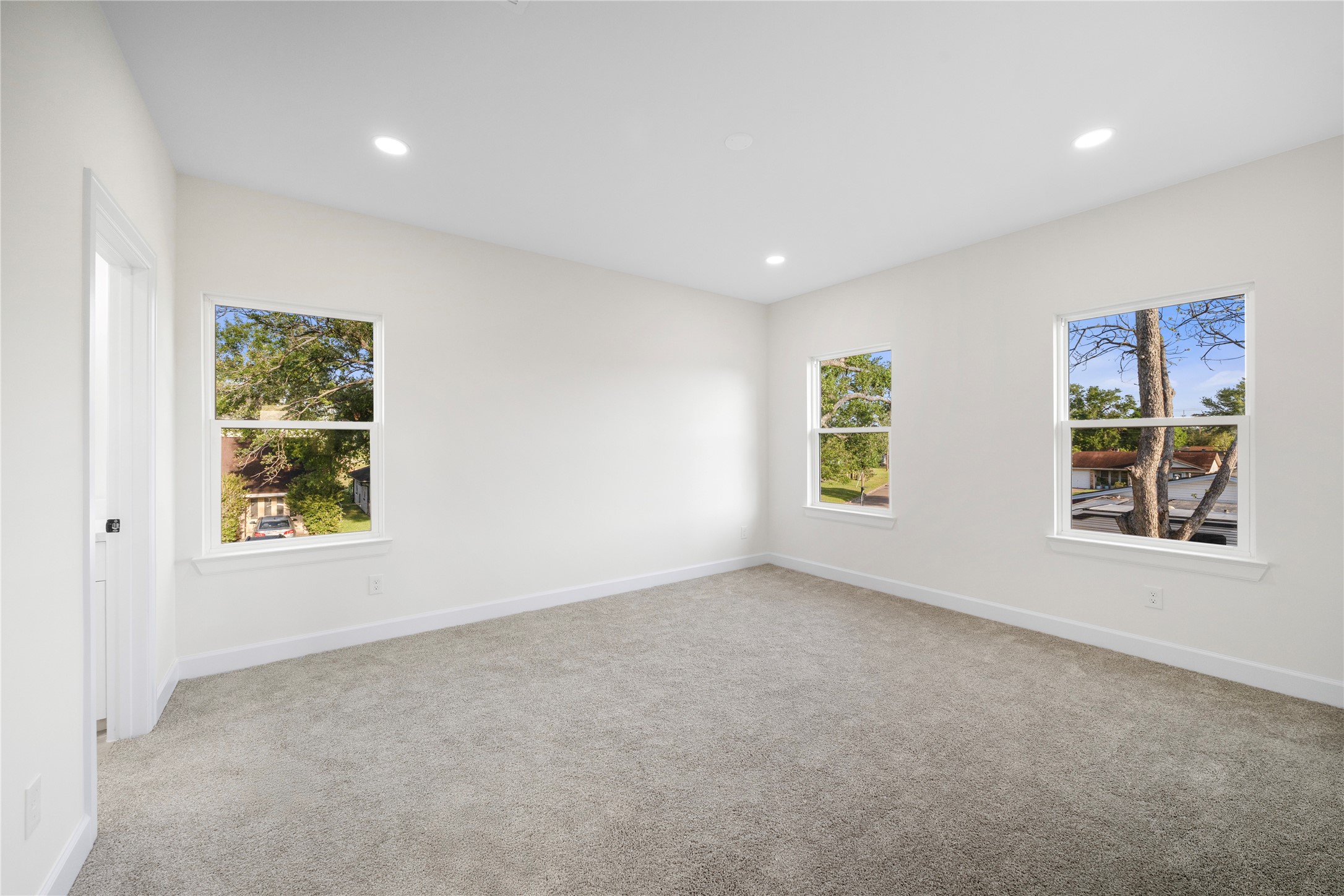 8646 Alcott Drive Houston, TX 77080 - Photo 39 of 44 an empty room with windows