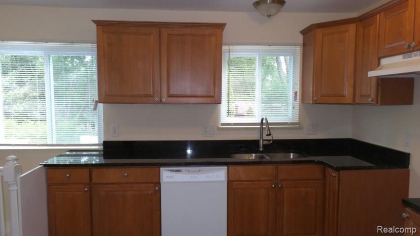 2821 Harvey Street Rochester, MI 48309 - Photo 5 of 30 20160715_123703_resized.jpg