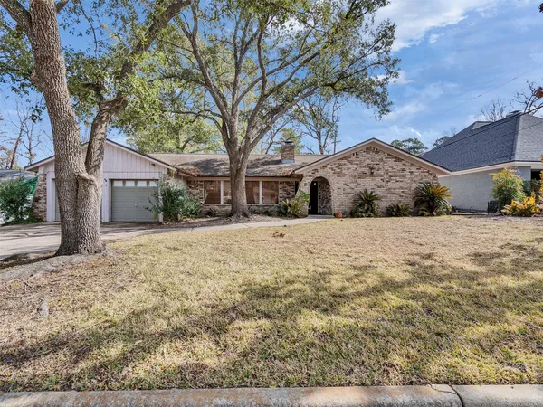 $2,400 | 8 Shadowood Street, Conroe, TX 77304