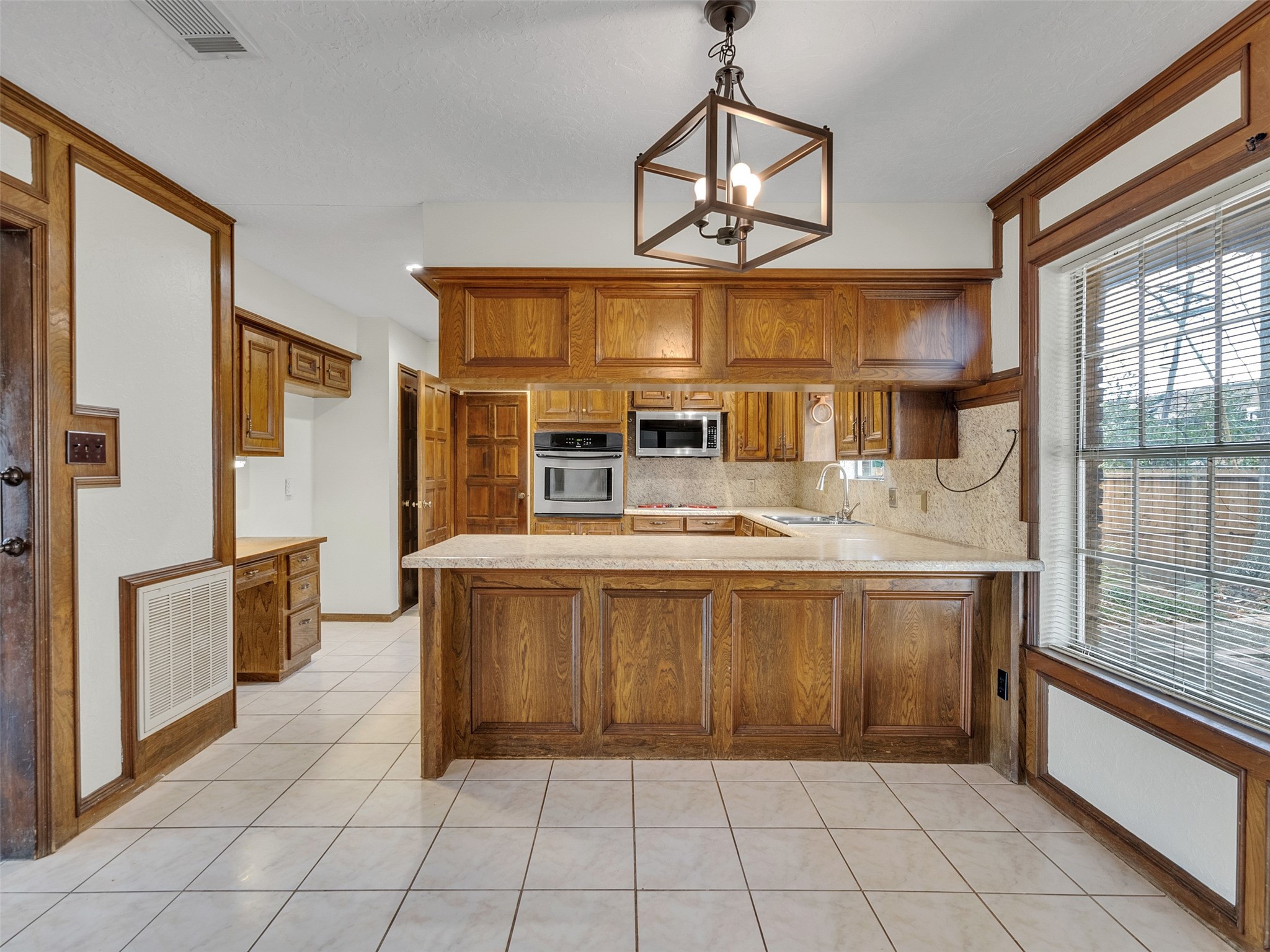 8 Shadowood Street Conroe, TX 77304 - Photo 11 of 37