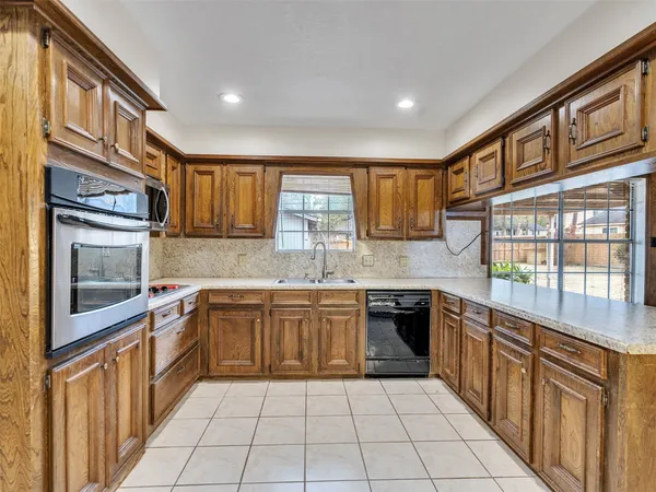 $2,400 | 8 Shadowood Street, Conroe, TX 77304