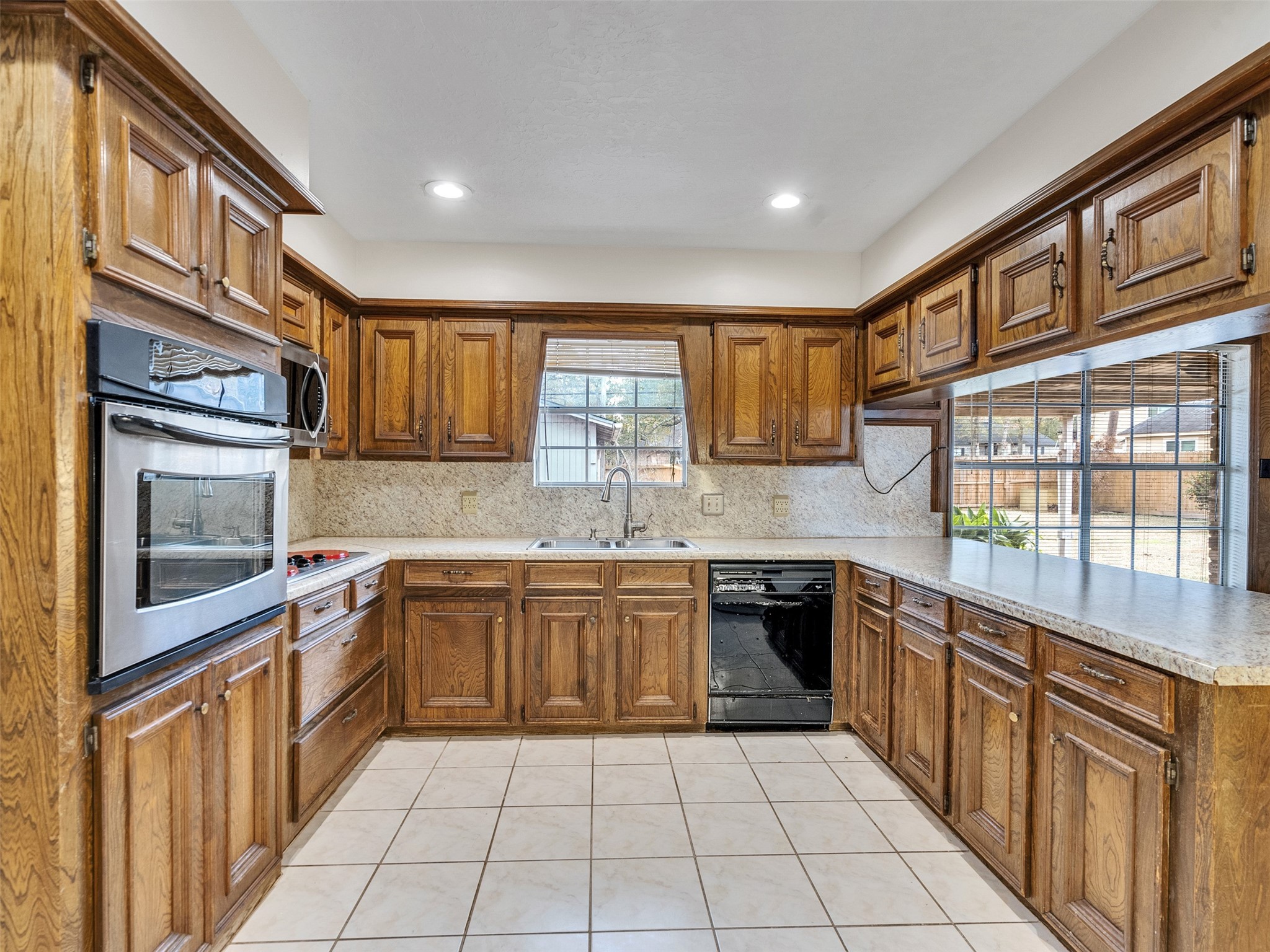 8 Shadowood Street Conroe, TX 77304 - Photo 13 of 37