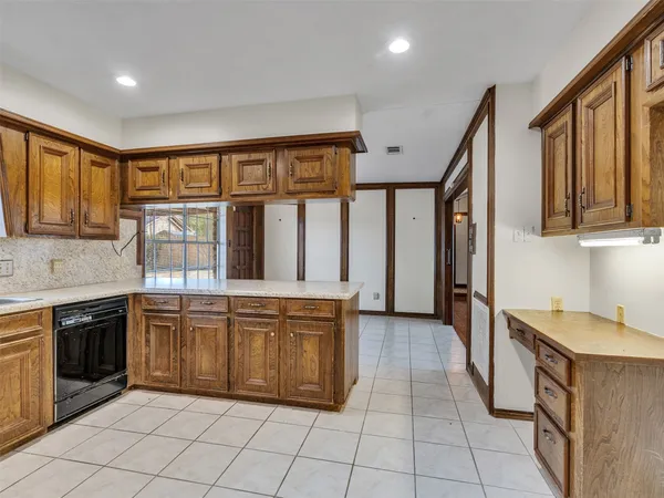 $2,400 | 8 Shadowood Street, Conroe, TX 77304