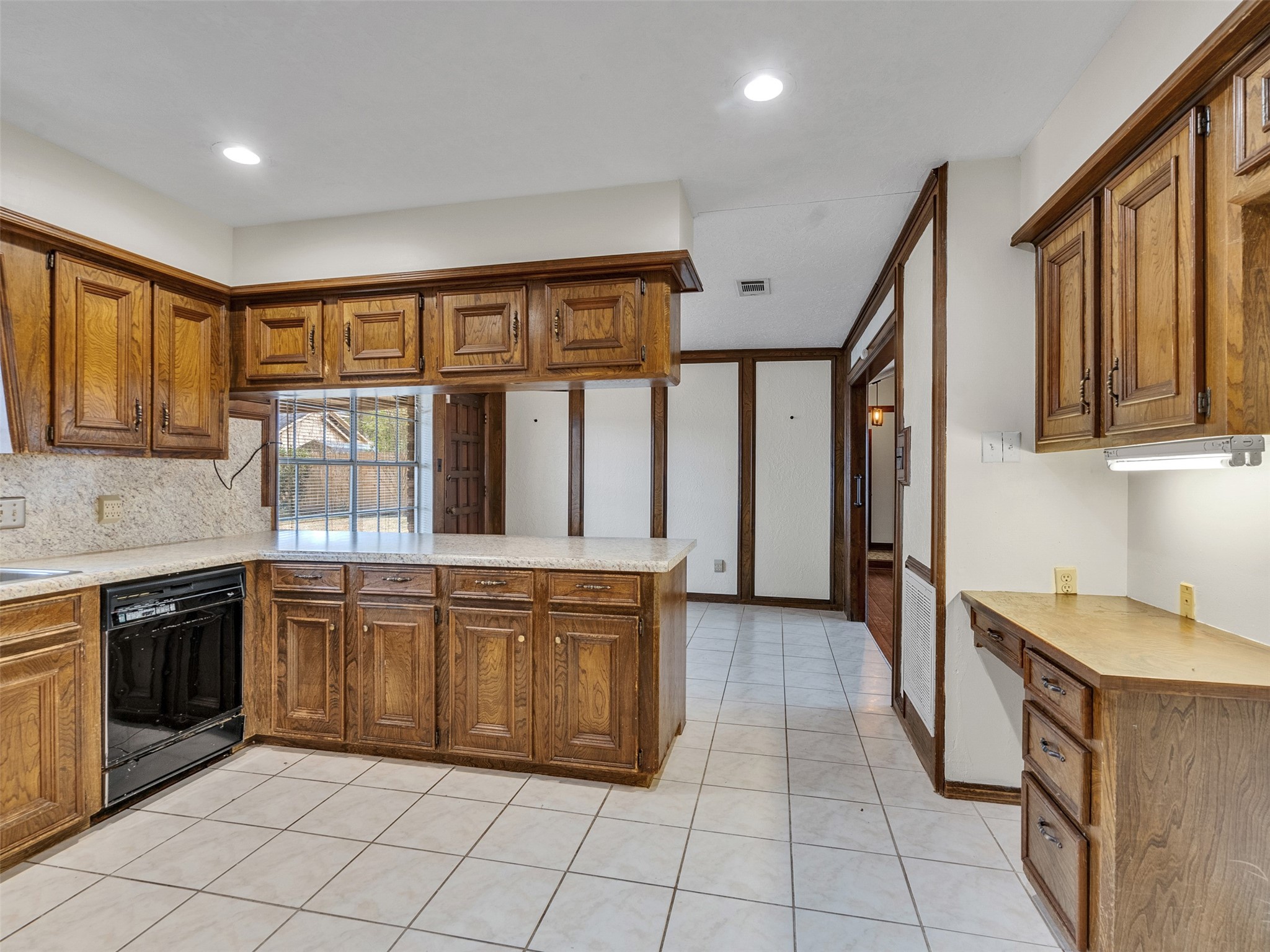 8 Shadowood Street Conroe, TX 77304 - Photo 14 of 37