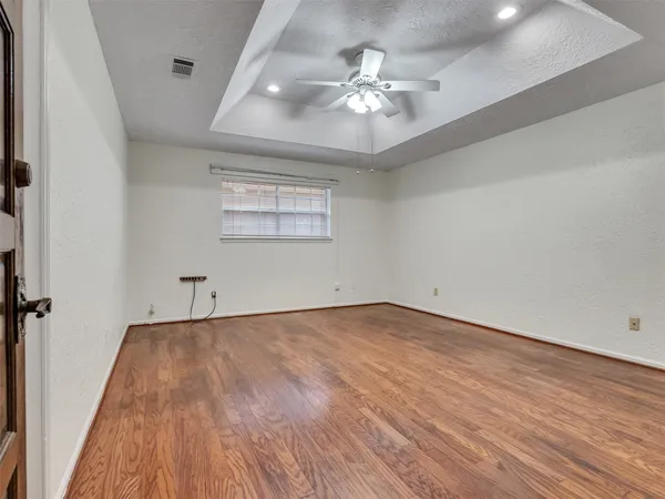 $2,400 | 8 Shadowood Street, Conroe, TX 77304