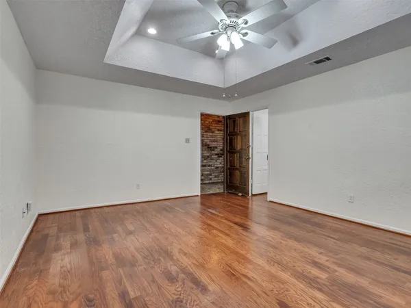 $2,400 | 8 Shadowood Street, Conroe, TX 77304