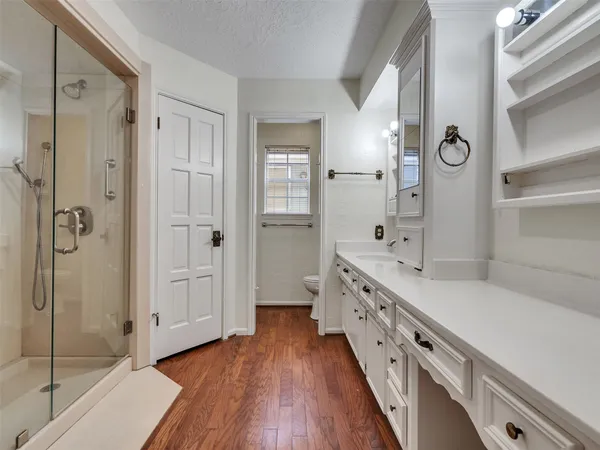 $2,400 | 8 Shadowood Street, Conroe, TX 77304