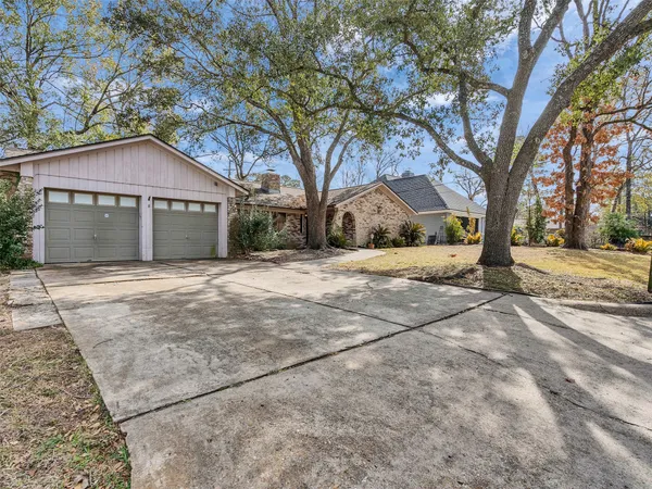 $2,400 | 8 Shadowood Street, Conroe, TX 77304