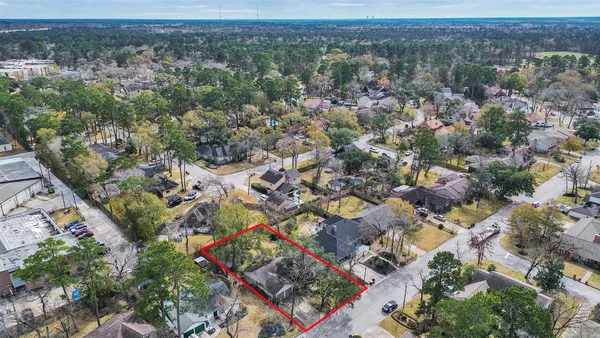 $2,400 | 8 Shadowood Street, Conroe, TX 77304