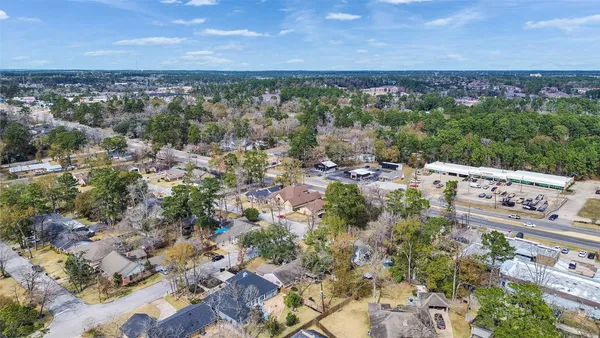 $2,400 | 8 Shadowood Street, Conroe, TX 77304